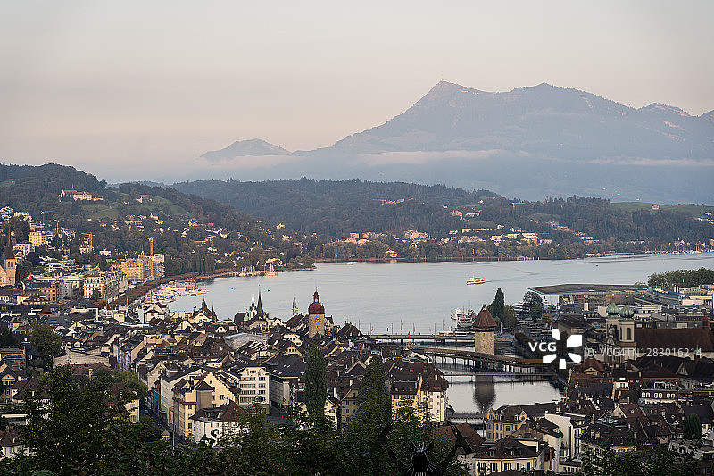 瑞士琉森老城和琉森湖及瑞吉山日落图片素材