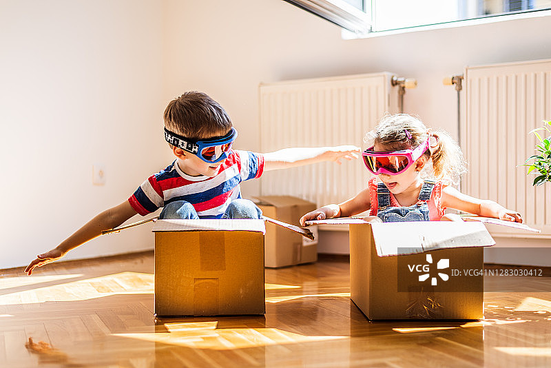 孩子们在新家玩纸箱图片素材