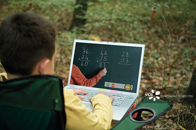 6-7岁儿童通过电脑学习数学图片素材