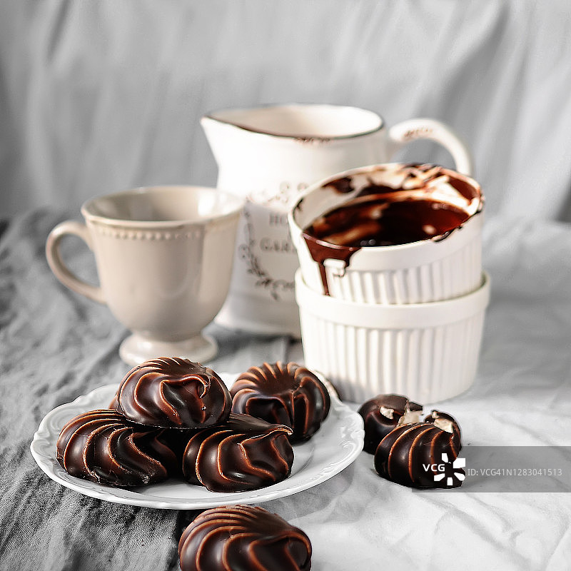 巧克力棉花糖美食摄影，浅色纹理背景特写图片素材