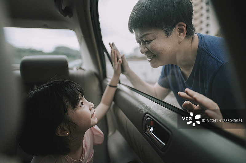 中国女孩在车内开心地看着母亲图片素材