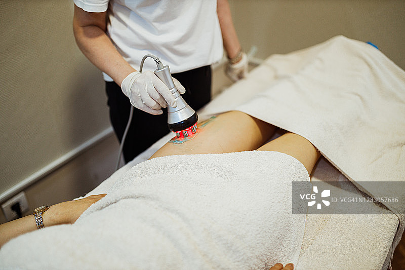 年轻女子接受超声波气穴疗法图片素材