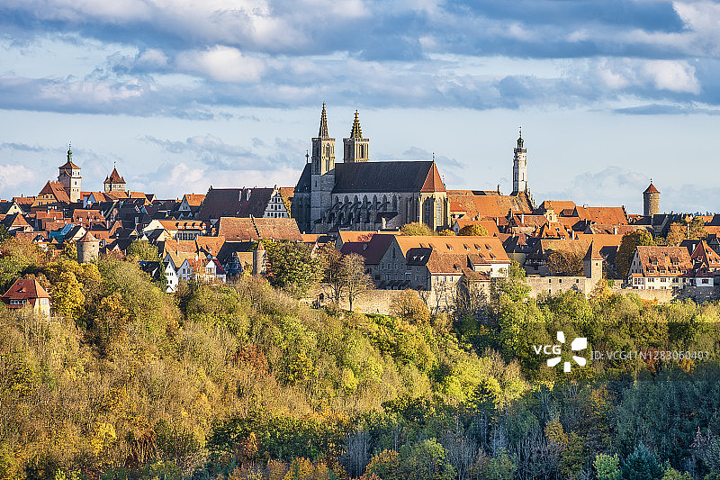 德国巴伐利亚州陶伯河畔罗滕堡的老城，秋色中的树木图片素材