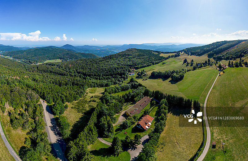 无人机拍摄的孚日山脉全景，法国国家公园的无垠风光图片素材
