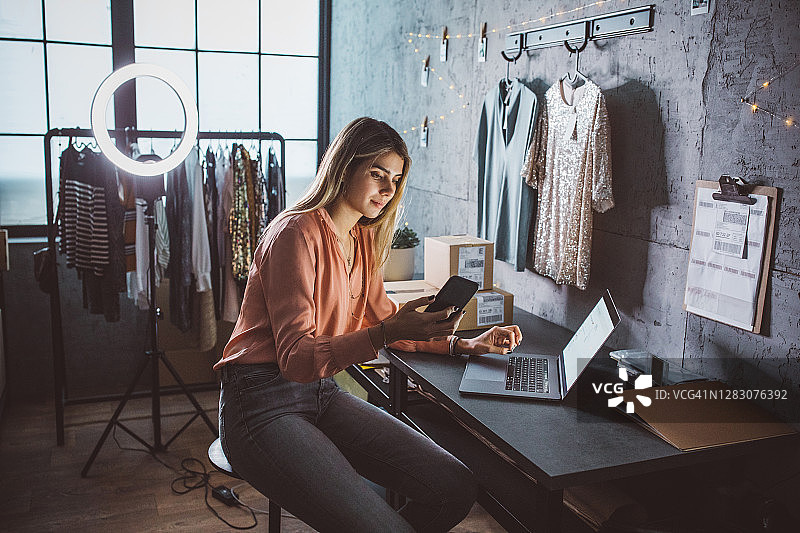 年轻女子运营在线商店图片素材