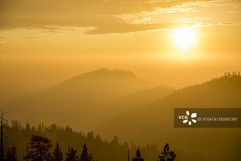 红杉国家公园和内华达山脉上烟雾弥漫的日落图片素材