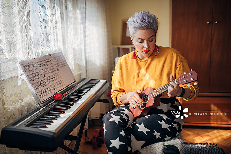 在家弹尤克里里的女人图片素材