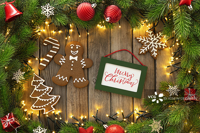 乡村木桌上的姜饼和圣诞装饰品图片素材