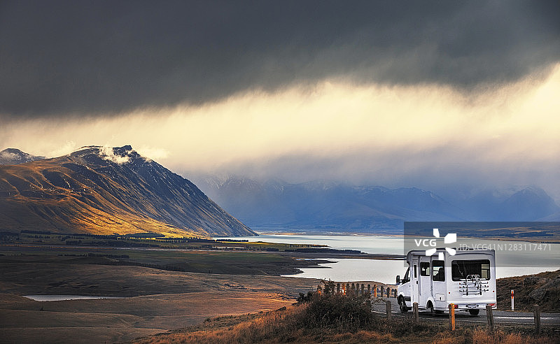 新西兰优美风景中的露营房车图片素材