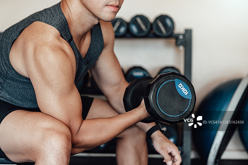 在健身房训练的健壮年轻男人图片素材