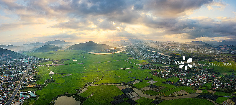 从北侧看芽庄市景图片素材
