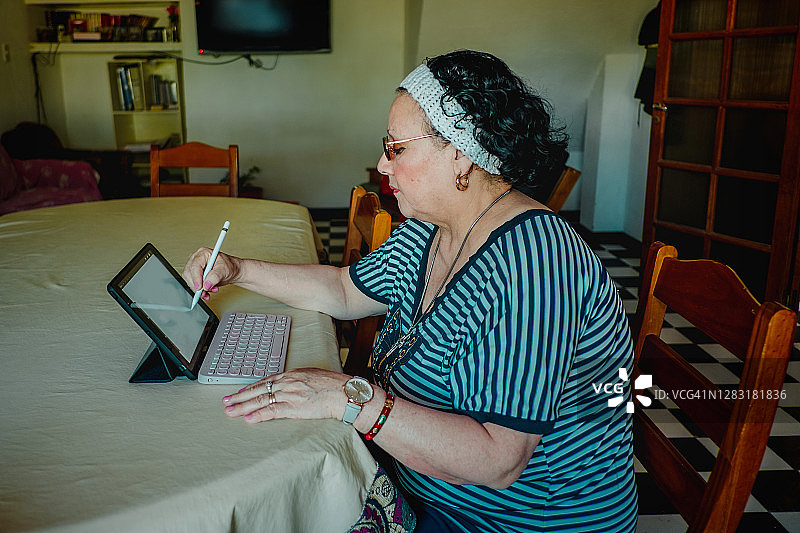 科技感奶奶图片素材