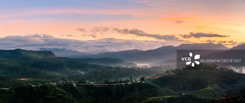 清晨的空克兰河图片素材