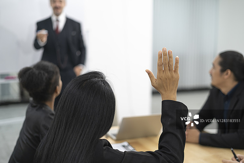 在研讨会上提问的女人的背影图片素材