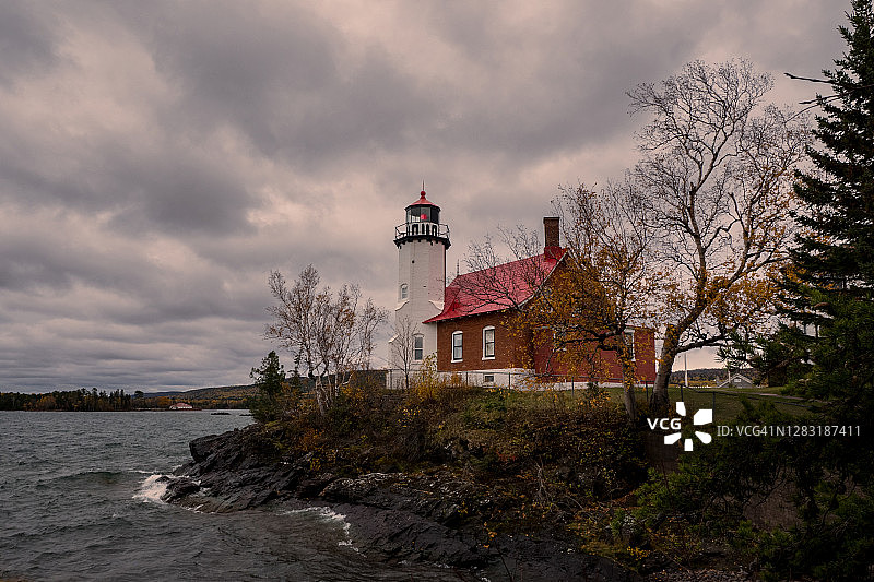 风暴天空下的鹰港灯塔图片素材