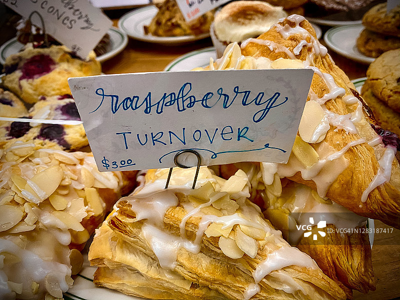 美味法式覆盆子馅饼，配杏仁片和糖霜图片素材