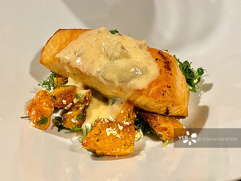 奶油烤三文鱼图片素材