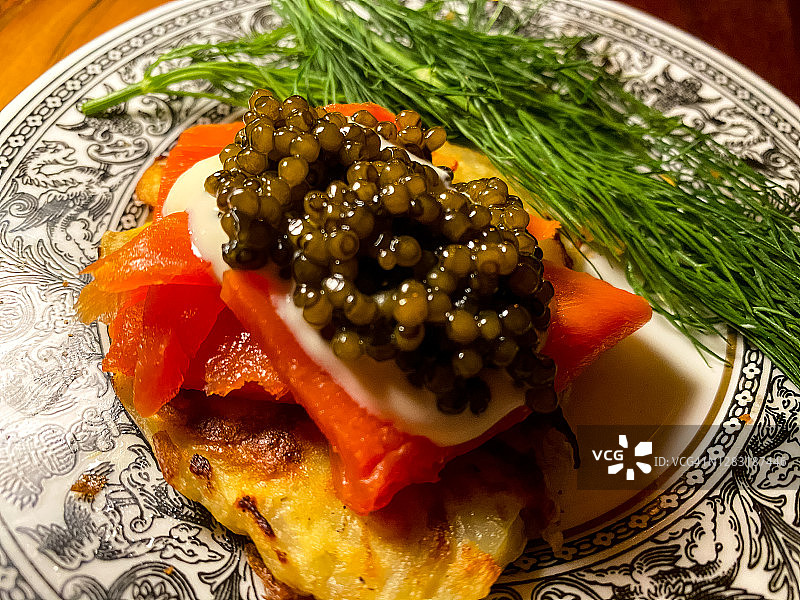 熏鲑鱼配鱼子酱和鲜奶油，搭配正式的瓷器餐具图片素材