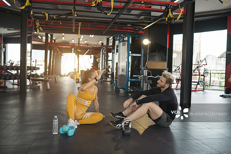 健身房里互相击掌的运动情侣图片素材