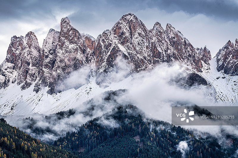 意大利多洛米蒂阿尔卑斯山盖斯勒山脉阴沉天气图片素材