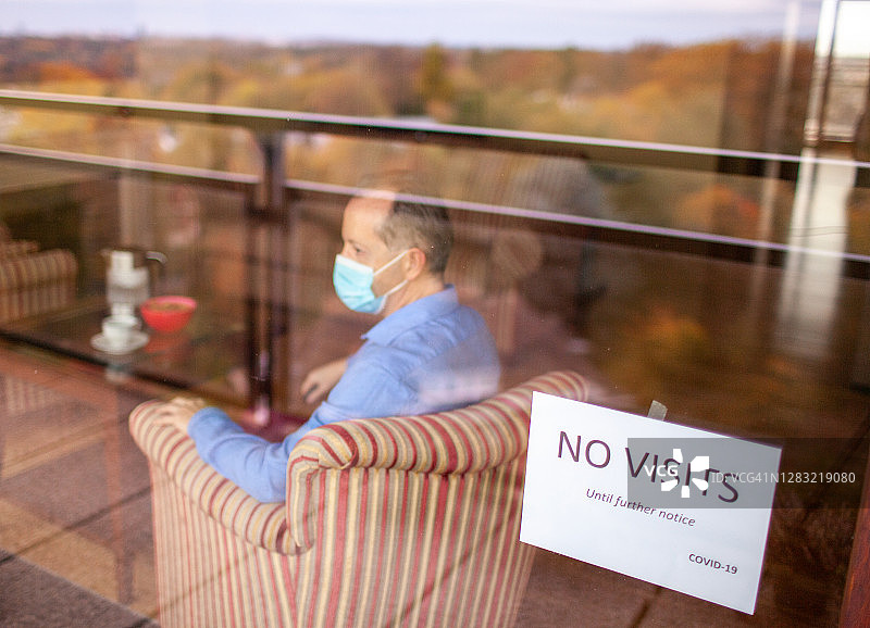 戴口罩男子独自居家，谢绝访客图片素材