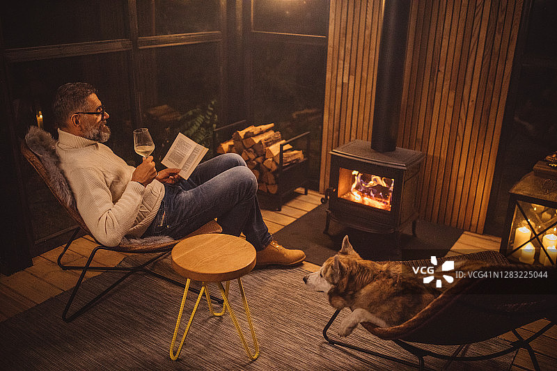 舒适氛围中的视频通话图片素材