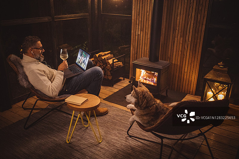 舒适氛围中的视频通话图片素材