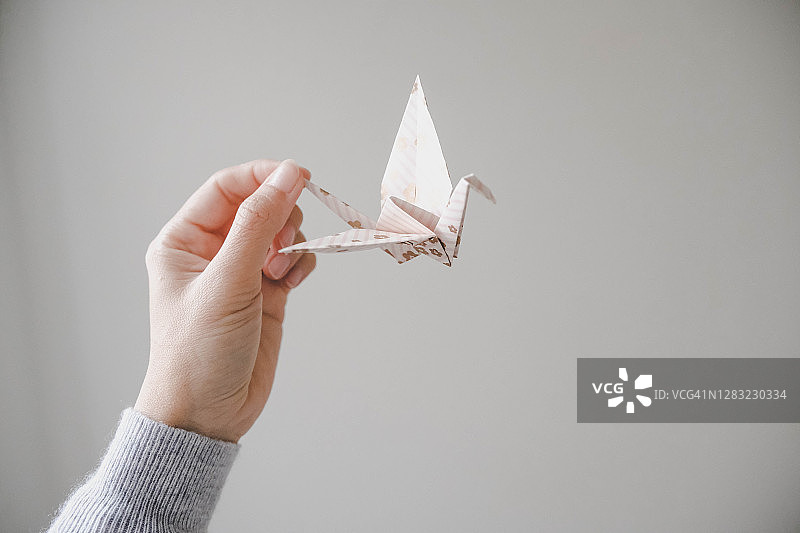 女人手持纸鹤图片素材