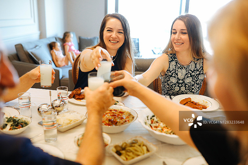 朋友们举杯畅饮土耳其茴香酒庆祝特写图片素材