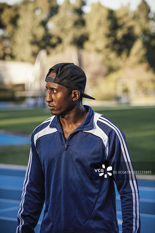 戴着反戴棒球帽的男人肖像图片素材