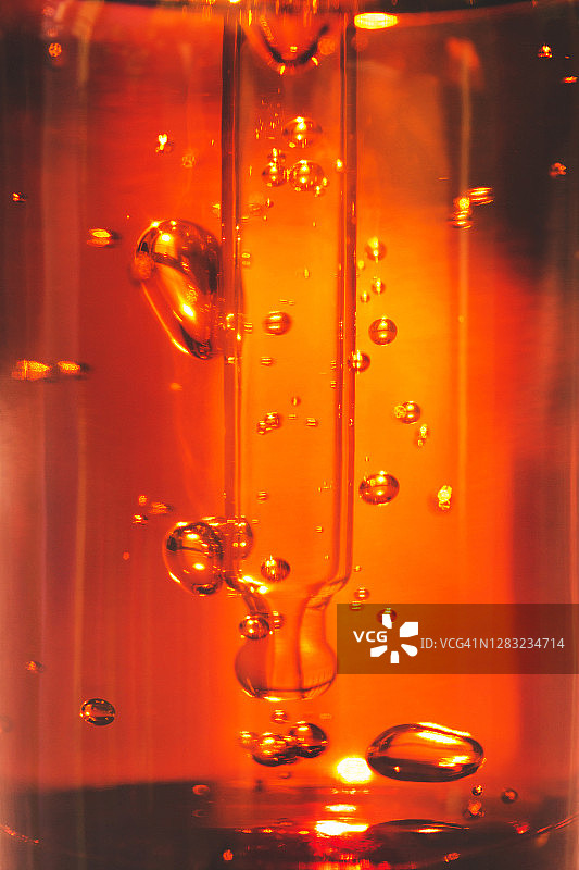 精油瓶中的移液管图片素材