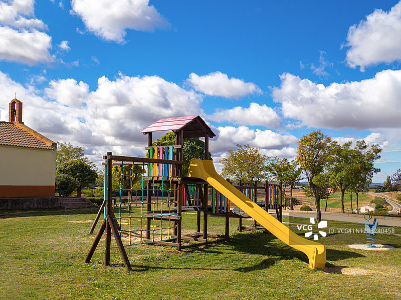乡村地区的游乐场，蓝天白云背景图片素材