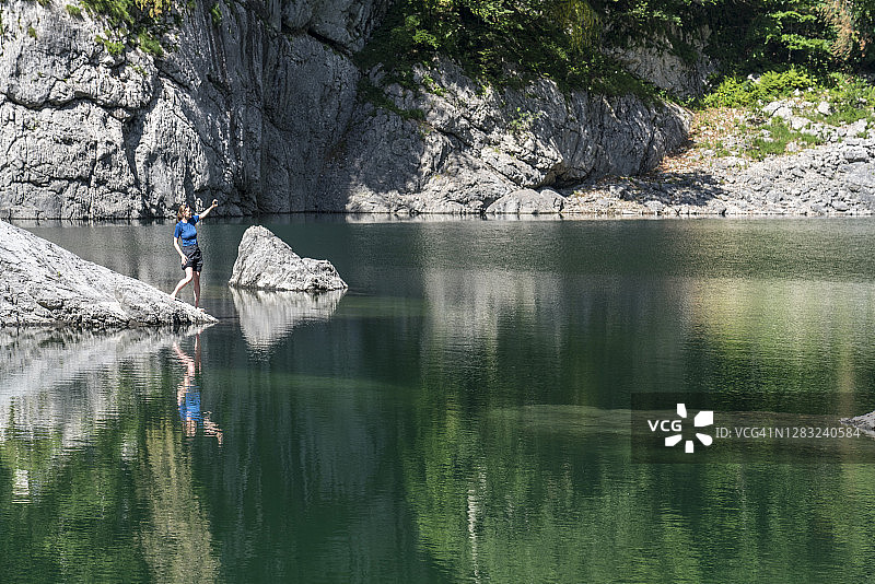 一位女士在黑湖自拍图片素材