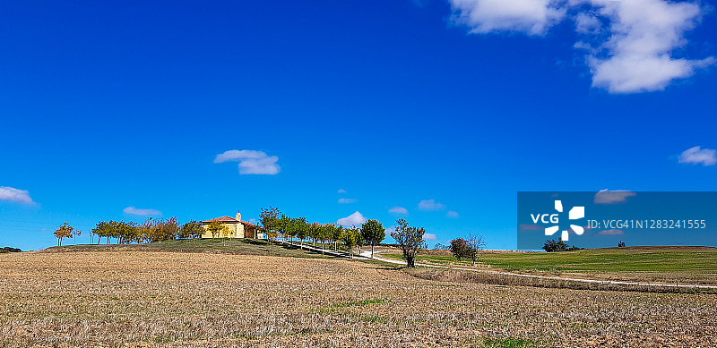 耕地、树木山丘和小隐居地景观图片素材