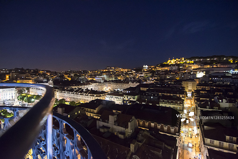 夜晚的圣若热城堡和里斯本城市景观图片素材