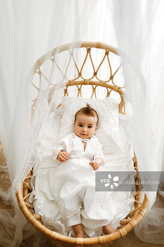 幼儿在藤条婴儿床里睡着了图片素材