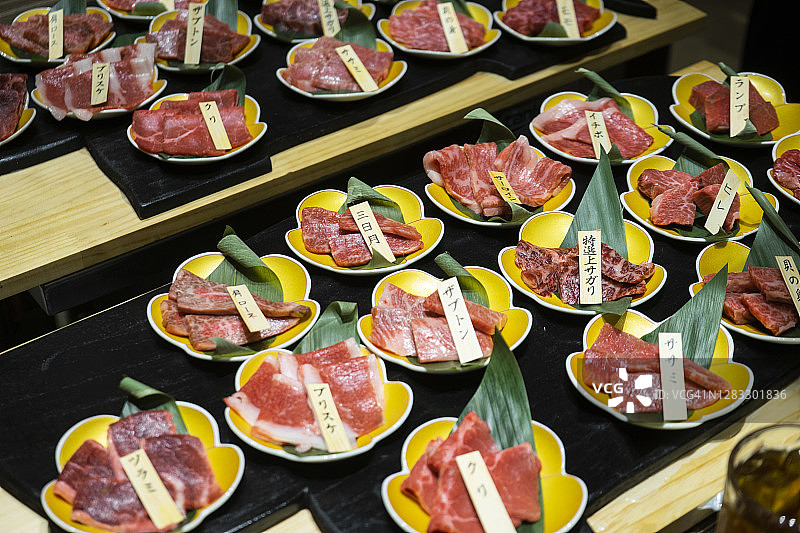 广角拍摄的各种日式A5和牛高级牛肉，用于寿喜烧或烤肉图片素材