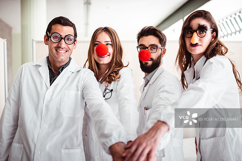 交叉双臂的小丑医生图片素材