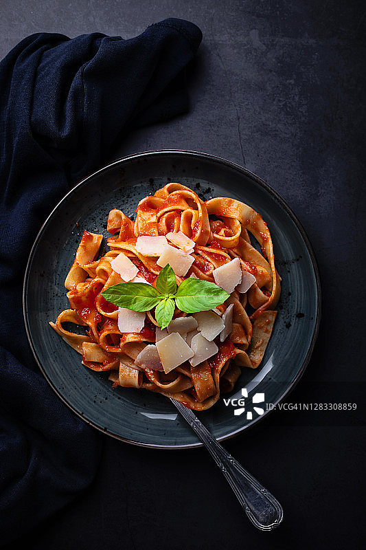 番茄酱和帕尔马干酪意式宽面图片素材