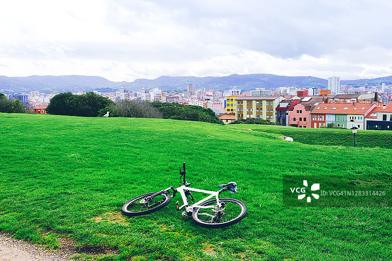 草地上的自行车，城市背景图片素材