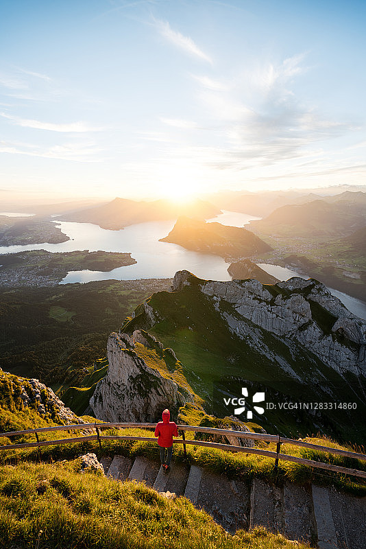 瑞士皮拉图斯山（卢塞恩，琉森湖）的日出图片素材