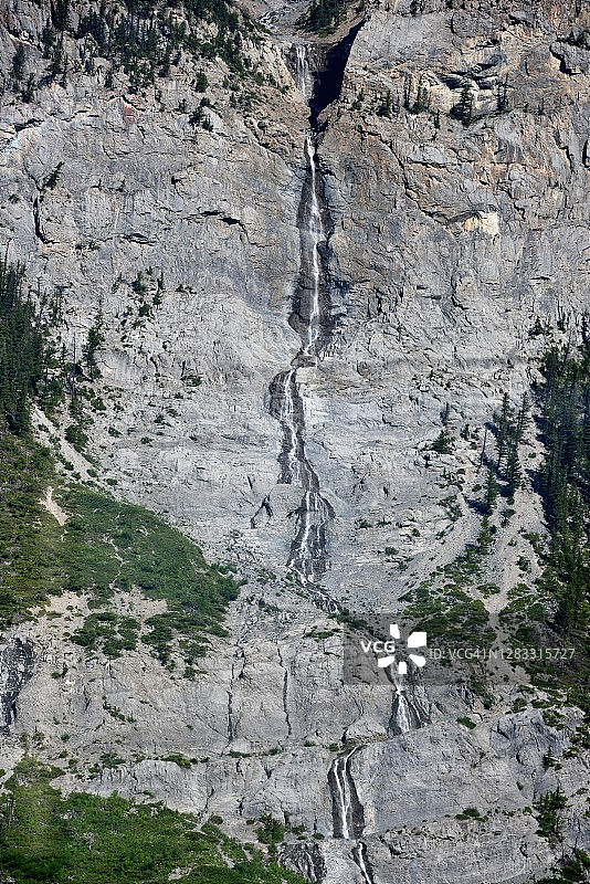 加拿大落基山脉悬崖上的高瀑布图片素材