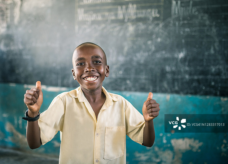 上英语课的非洲儿童图片素材
