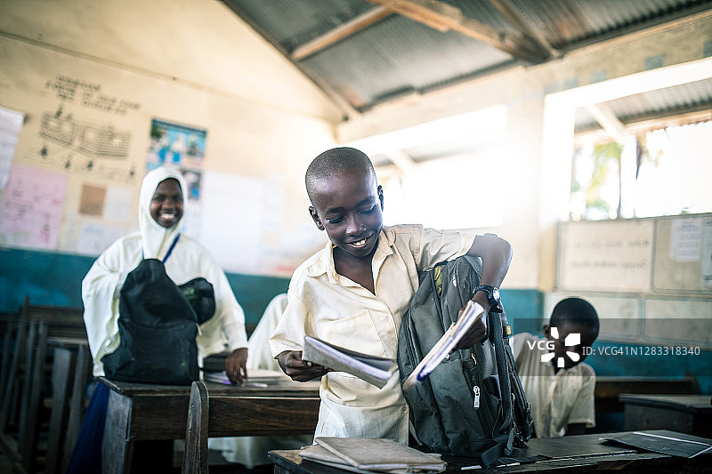 上英语课的非洲儿童图片素材