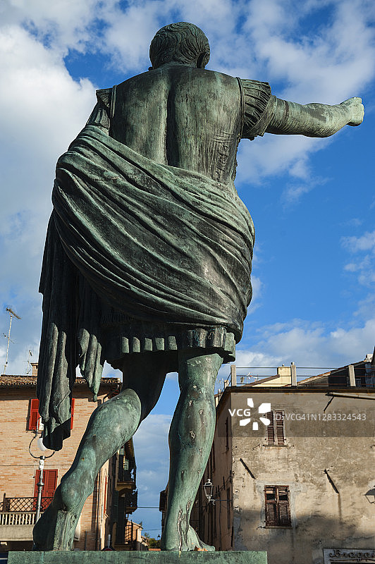 意大利法诺的罗马皇帝凯撒·奥古斯都青铜雕像图片素材