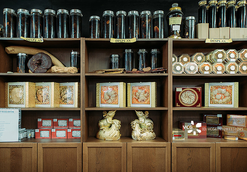 中药店内的中草药柜图片素材