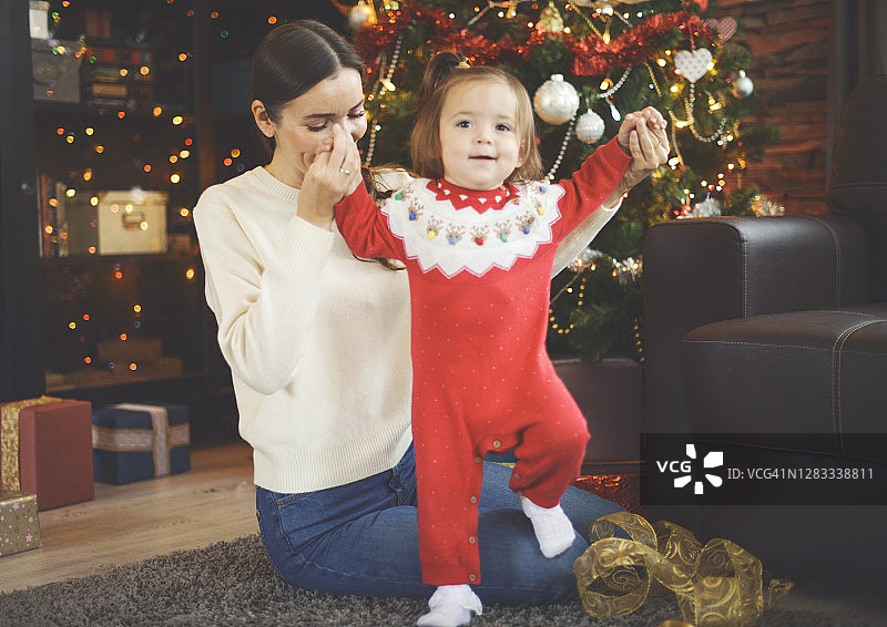 女婴在家和妈妈玩耍图片素材
