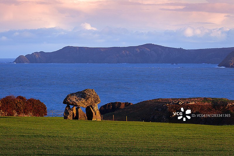卡雷格参孙巨石墓，阿伯卡斯尔，彭布罗克郡，威尔士图片素材