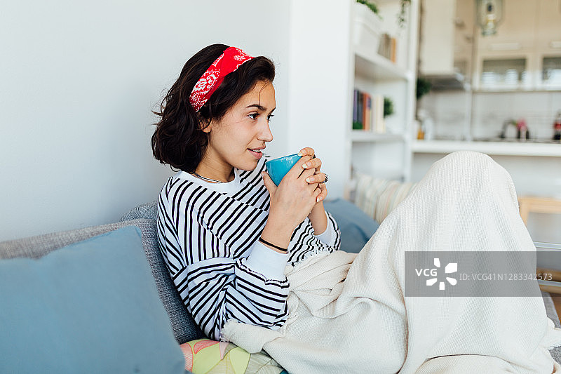 在家隔离的年轻白人女性感到不适图片素材