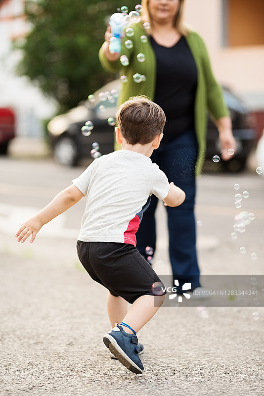 男孩玩肥皂泡泡图片素材